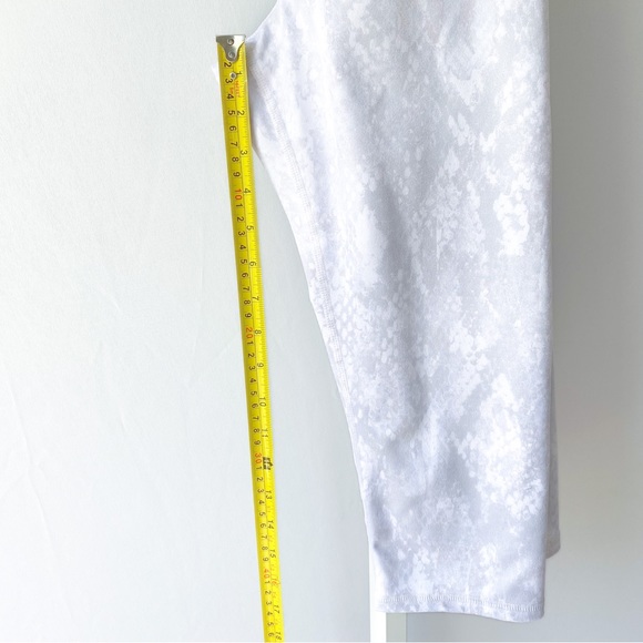 Alo XS white grey python snake print capri leggings workout pant - Picture 9 of 17